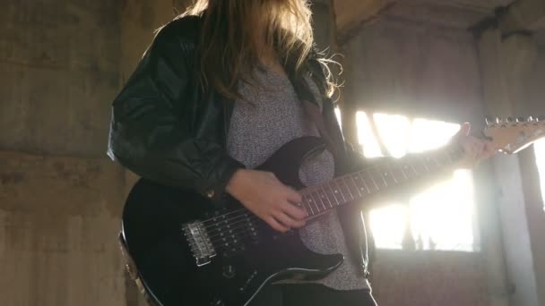 Sexy eccitata gioiosa giovane chitarrista musicista donna in giacca di pelle nera con chitarra elettrica — Video Stock