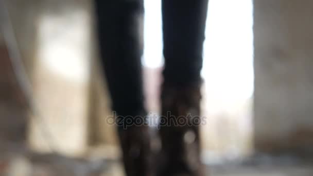 Gros plan du pied de guitariste appuyant sur la pédale 