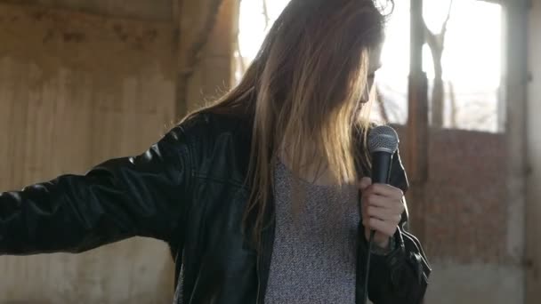 Mujer atractiva cantando canción — Vídeos de Stock