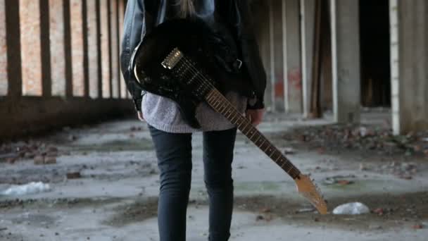 ギターを歩く女性 — ストック動画