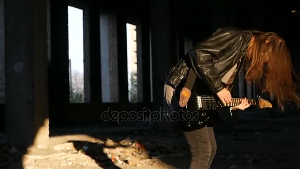 Sexy aufgeregt fröhliche junge Gitarristin Musikerin in schwarzer Lederjacke mit E-Gitarre — Stockvideo