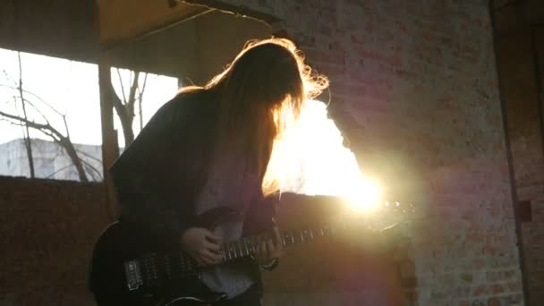 Sexy animado alegre jovem guitarrista músico em jaqueta de couro preto com guitarra elétrica — Vídeo de Stock