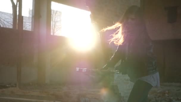 女性を破り、破壊する、ギターを粉砕 — ストック動画