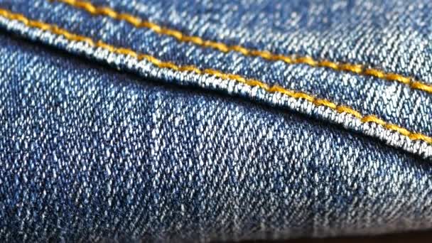 Джинсы в синих джинсах закрывают складские кадры крупным планом со скользящей камерой. . — стоковое видео