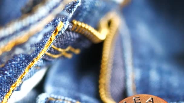 Kovové tlačítko na džíny zblízka — Stock video