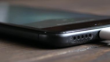 Ahşap masanın üzerinde şarj mobil akıllı telefonlar