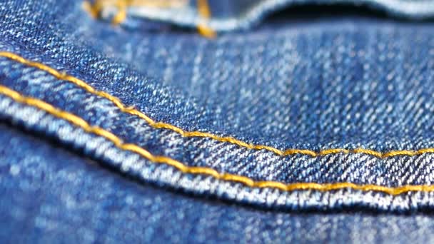 Blå denim jeans nära upp arkivfilmer som närbild med en glidande kamera flytta. — Stockvideo