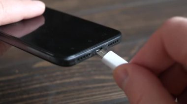 şarj cihazını cep telefonunuza takmadan eller
