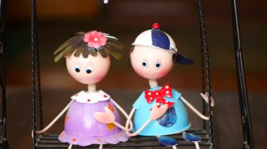 erkek ve kız bir salıncak iç dekor oyuncak biniyor