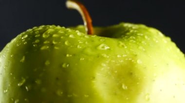 siyah zemin üzerine yeşil elma suyu damla ile döner
