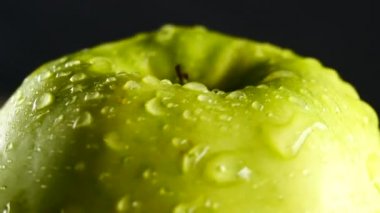 siyah zemin üzerine yeşil elma suyu damla ile döner