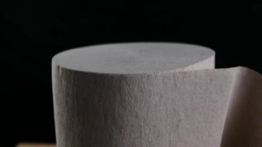 Tuvalet kağıdı rulo siyah arka plan üzerinde döndürme