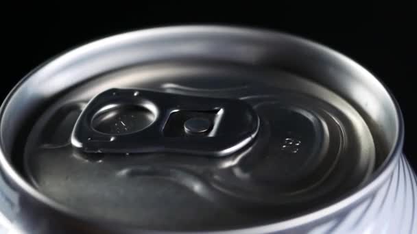 Холодный напиток вращается на черном фоне — стоковое видео