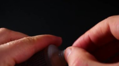 mühürlü diş macunu açın. diş fırçalama için hazırlık