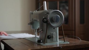 kadın dikiş makinesi üzerinde çalışıyor