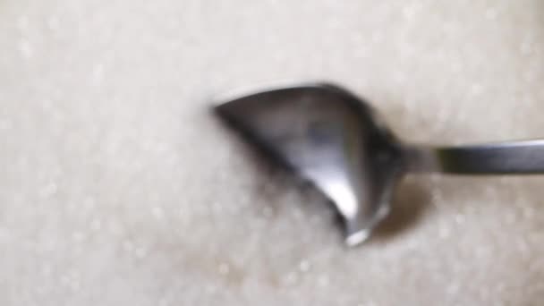 Срібна ложка розбирає цукор — стокове відео