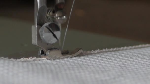 Costura en aguja retro de la máquina — Vídeo de stock