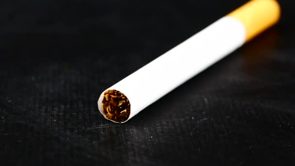 Сигарета на черном фоне — стоковое видео