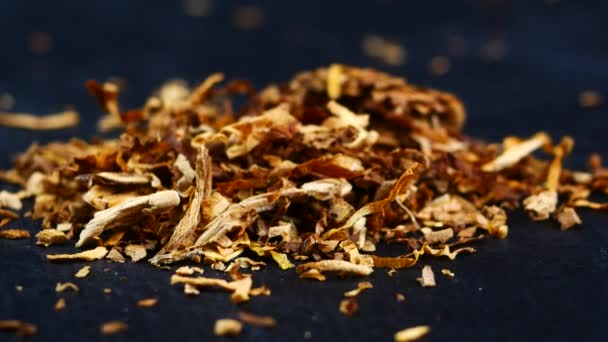 Pile de tabac sur fond noir — Video