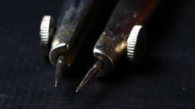 Pusula bölücü makro siyah arka plan üzerine