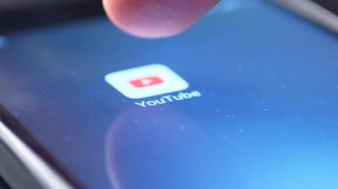 Ternopil, Ukrayna - 19 Şubat 2018: bir akıllı telefon üzerindeki uygulamayı açmak için Youtube simgesine dokunarak parmak