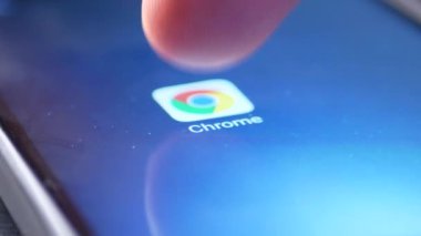 Ternopil, Ukrayna - 19 Şubat 2018: Closeup üstünde Google Chrome uygulaması bir akıllı telefon veya tablet cihaz üzerinde açılış bir parmak.
