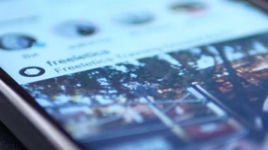 Ternopil, Ukrayna - 19 Şubat 2018: bir akıllı telefon üzerindeki uygulamayı açmak için Instagram simgesine dokunarak parmak