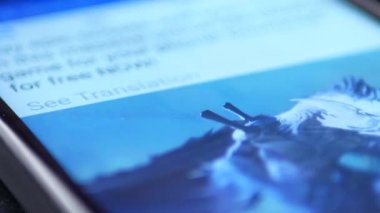 Ternopil, Ukrayna - 19 Şubat 2018: bir akıllı telefon üzerindeki uygulamayı açmak için facebook simgesine dokunarak parmak