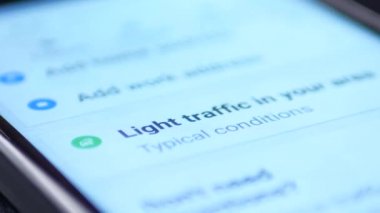 Ternopil, Ukrayna - 19 Şubat 2018: google dokunarak parmak bir akıllı telefon üzerindeki uygulamayı açmak için simgesini haritalar.