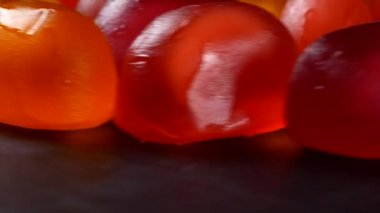 Siyah arka plan üzerine lezzetli jöle şekerler