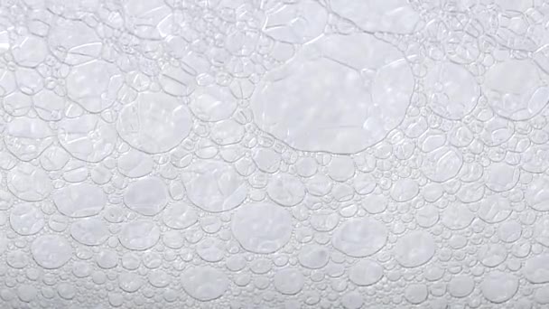 Schiuma blu bolle di sapone texture sull'acqua — Video Stock