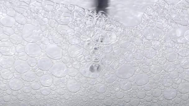 Schiuma blu bolle di sapone texture sull'acqua — Video Stock