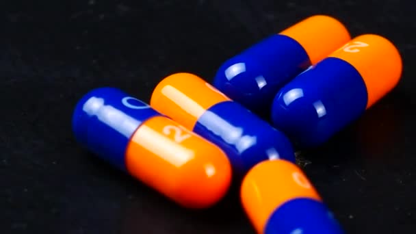 Medikamentenverschreibung für Behandlungsmedikamente. Pharmazeutisches Medikament, Heilung im Behälter für die Gesundheit. Apothekenthema, Stapel orange-blauer Rundkapselpillen mit Medikamenten-Antibiotika in Packungen — Stockvideo