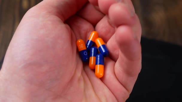 Drogen recept för behandling medicin. Farmaceutiska medikament, bota i behållare för hälsa. Apotek tema, Heap orange blå rund kapsel piller med medicin antibiotikum i paket — Stockvideo