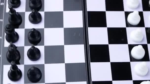 Σκάκι έννοια εκτός του βασιλιά και να σώσει τη στρατηγική — Αρχείο Βίντεο