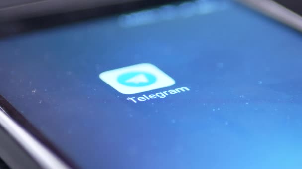 Ternopil, Ukraine - 19 février 2018 : Toucher l'icône du télégramme pour ouvrir l'application sur un smartphone — Video