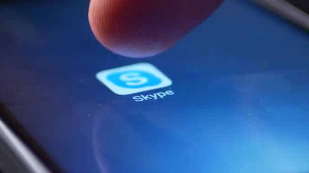 테 르노 필, 우크라이나-2018 년 2 월 19 일: 손가락 Skype 아이콘을 활용 한 스마트폰 응용 프로그램을 열. — 비디오