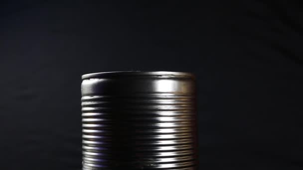 Blechdose aus Aluminium auf schwarzem Hintergrund — Stockvideo