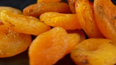 Siyah arka plan üzerinde doğal olarak kuru kayısı