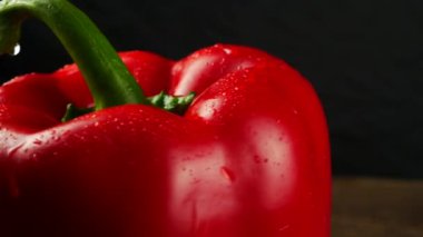 Tatlı kırmızı biber siyah arka plan üzerine yakın çekim