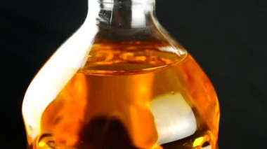 plastik şişe siyah arka plan üzerine yağda