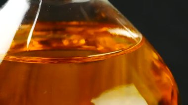 plastik şişe siyah arka plan üzerine yağda