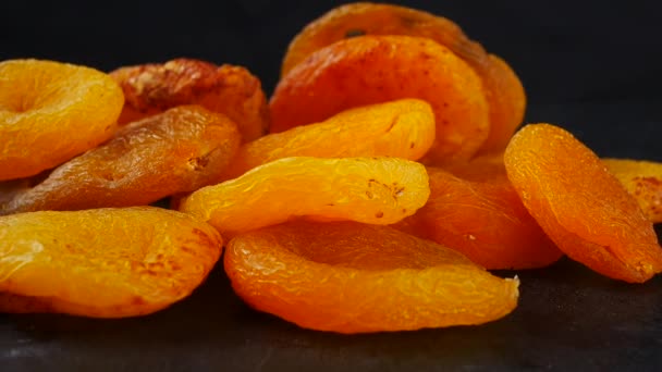 Přirozeně sušené meruňky na černém pozadí — Stock video