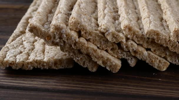 Pan de bocadillo bajo en calorías, pila de pan crujiente — Vídeo de stock