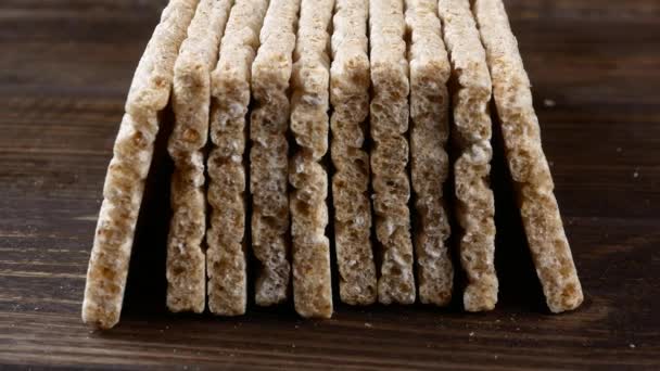 Pan de bocadillo bajo en calorías, pila de pan crujiente — Vídeos de Stock