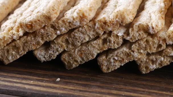 Nízké kalorie svačinu chleba, zásobník křupavý chléb — Stock video