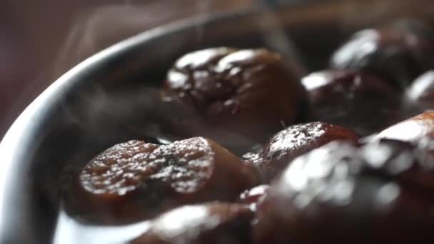 자 두와 사과 바닐라 깍 지를 가진 시럽으로 돌리기 조 림된 과일-말린된 사과, 배, 장미 살구 — 비디오