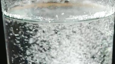 Cam su efervesan tablet ile. siyah