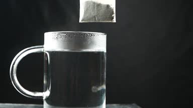 çay poşeti fincan sıcak su ile