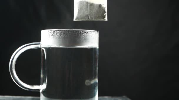 Bolsa de té en la taza con agua caliente — Vídeo de stock